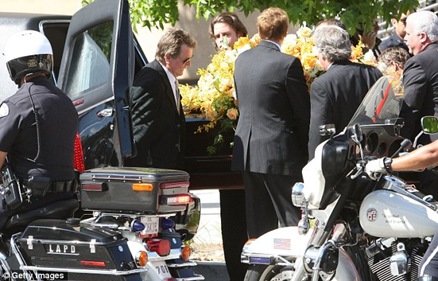 Blog de famosos: En imágenes: Funeral de Farrah Fawcett